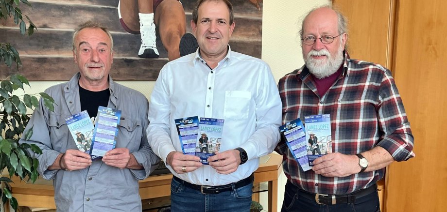 Michael Weber (l.) and Kai Braunschedel (r.) presented the current Blue Note program to Lord Mayor Frank Frühauf.