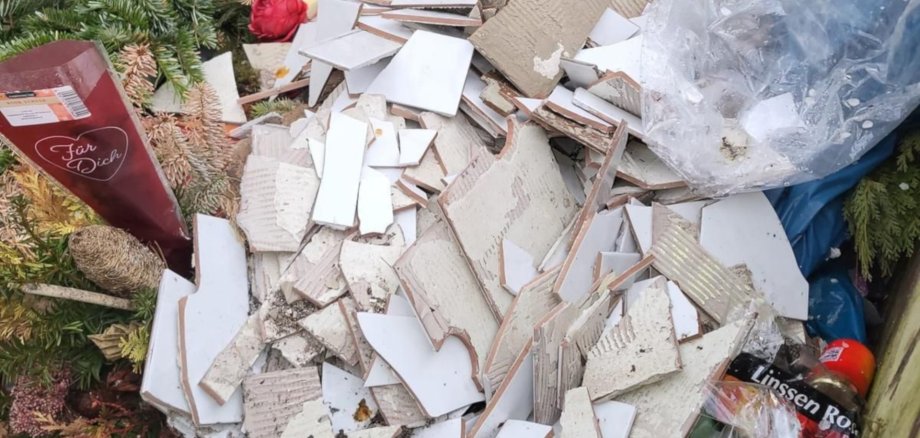 The photo shows the garbage box, which contains a large number of white tiles in addition to the permitted cemetery waste.