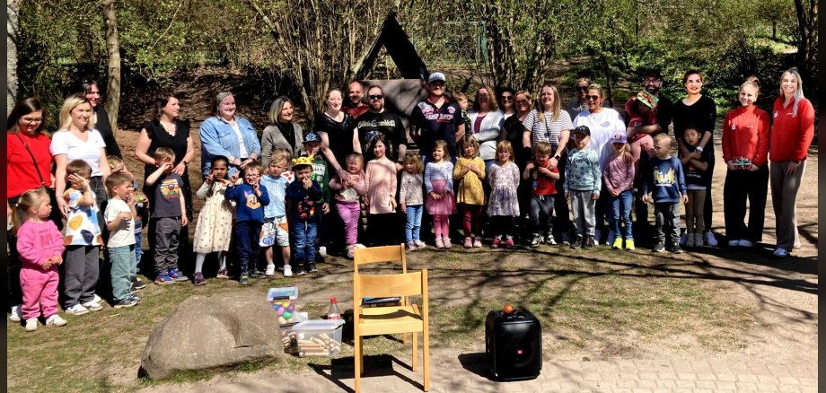 The photo shows a group photo of all the participants of the festival standing next to each other outside.