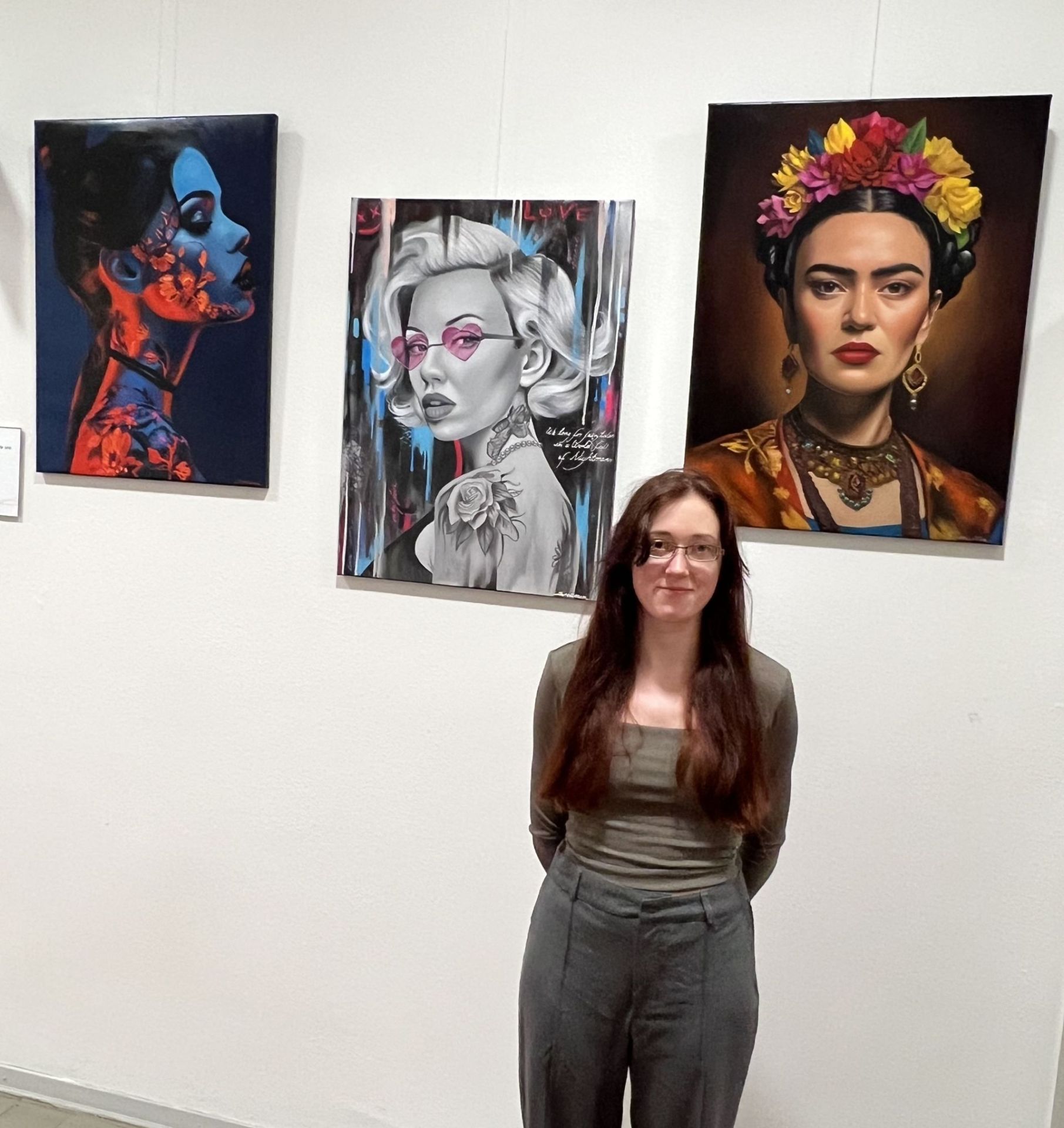 Sandra Müller in the foyer of the city administration in front of her paintings.