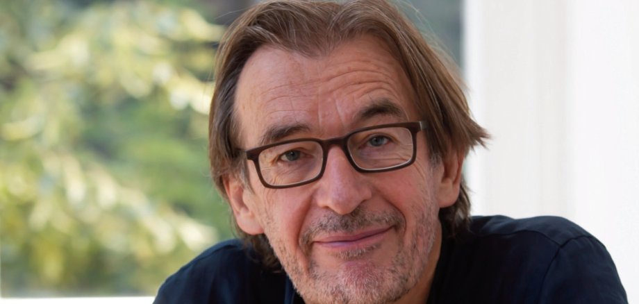 The well-known crime writer Wolfgang Schorlau reads in the Göttenbach auditorium.