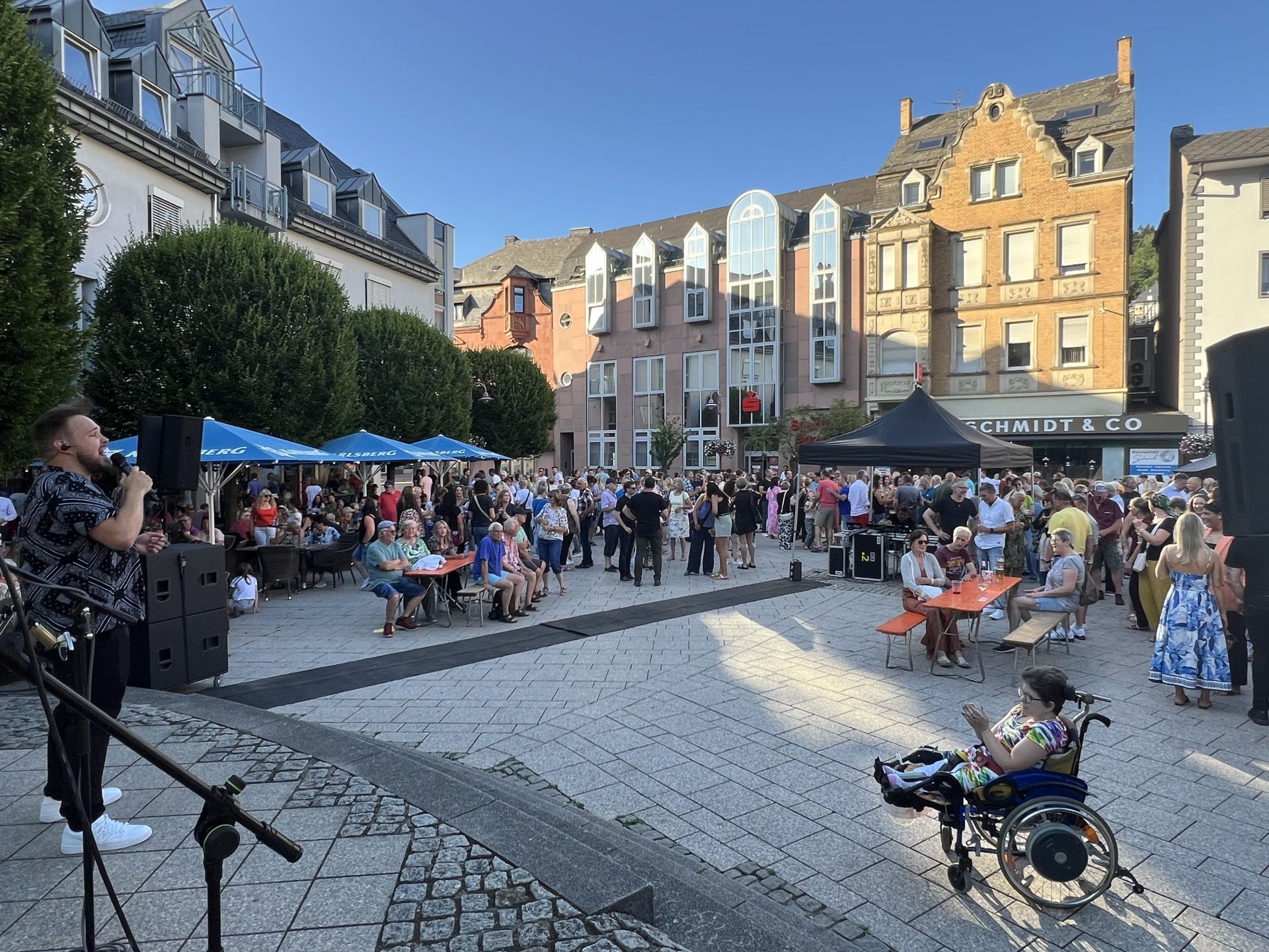 The photo shows the Schleiferplatz during the last After Work Event with many cheerful guests.