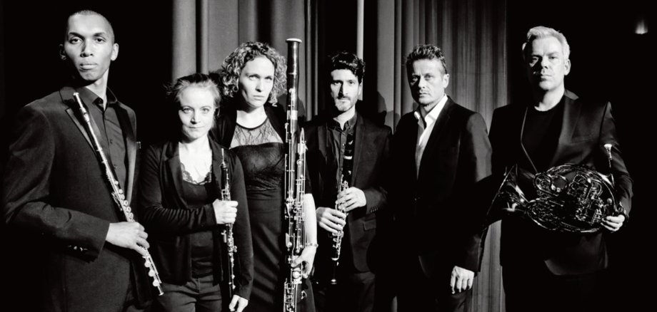 The photo shows the ensemble members with their instruments and Roman Knižka.