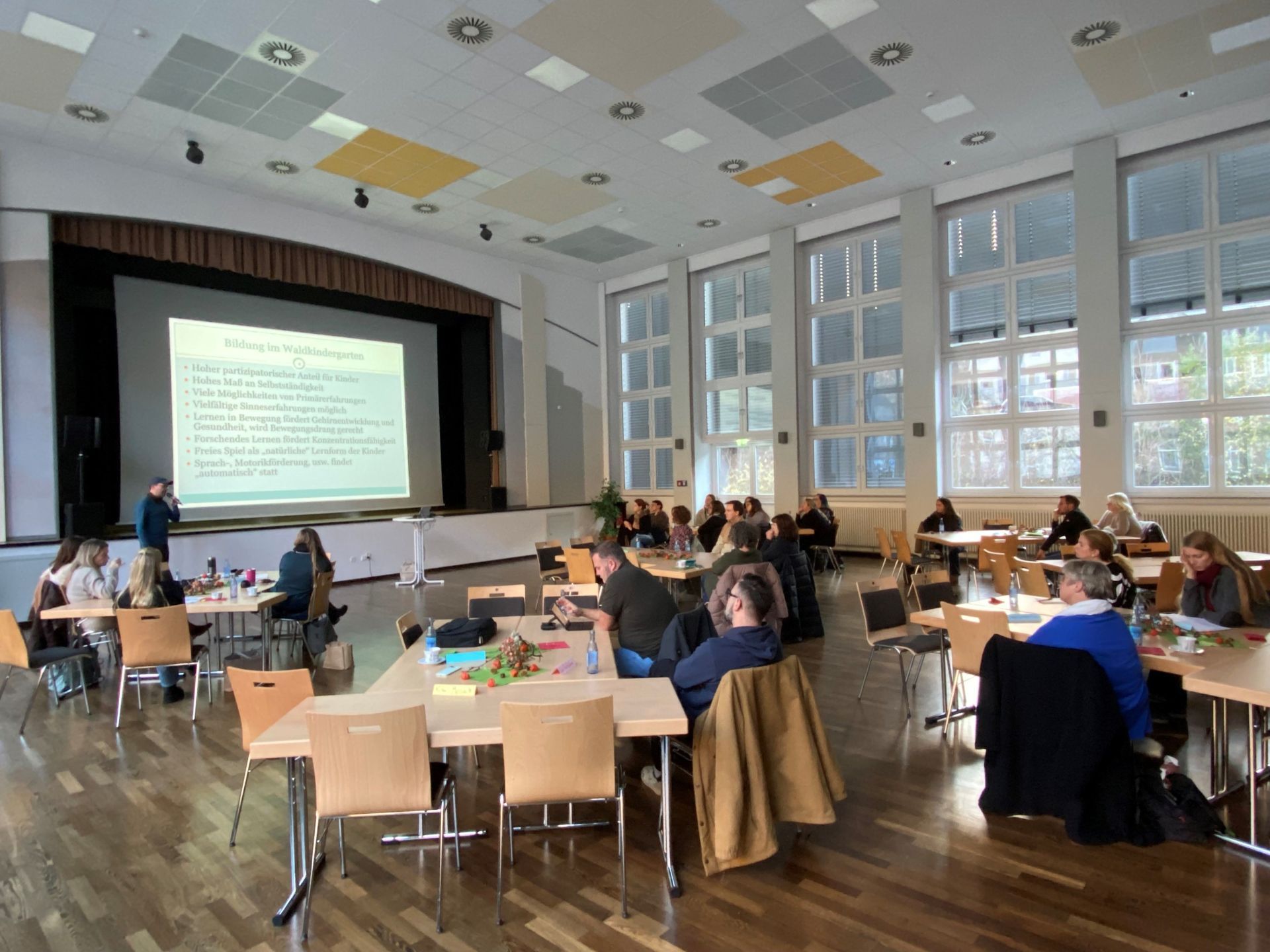 The photo shows the participants of the management conference in the Göttenbach auditorium during a presentation.