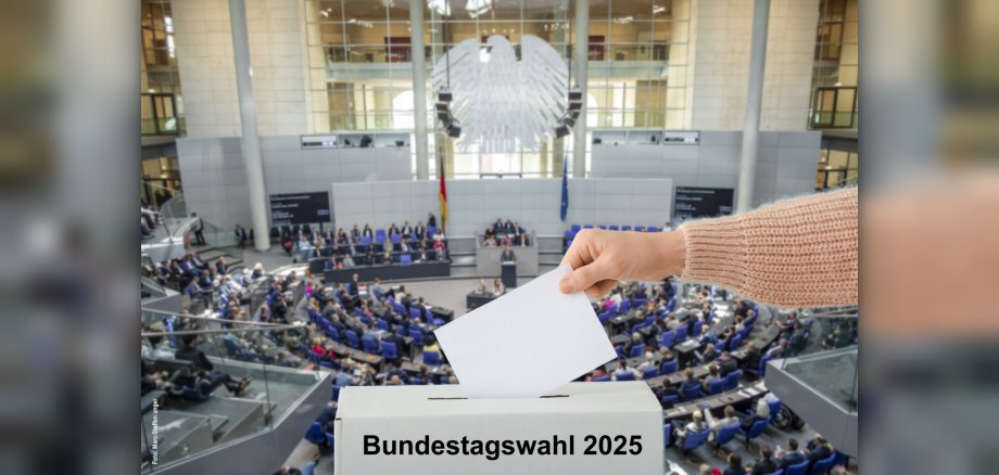 The photo shows an arm inserting a ballot paper into a ballot box labeled "Bundestagwahl 2025". The plenary chamber of the Bundestag can be seen in the background.