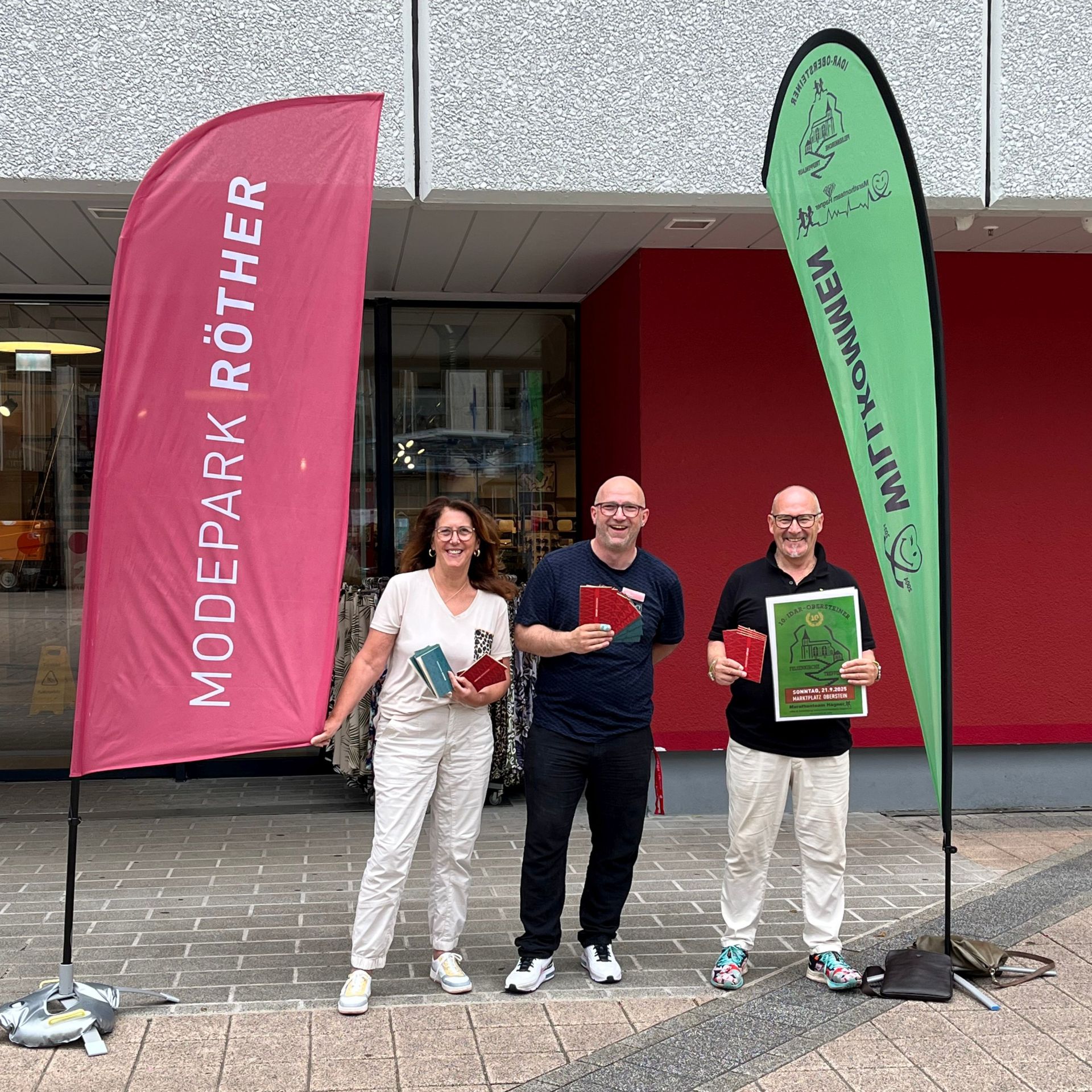 The photo shows Rainer and Ilonka Hagner with Dieter Ahrens in front of Modepark Röther.