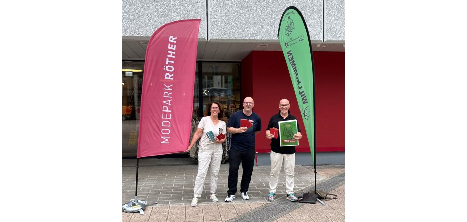 The photo shows Rainer and Ilonka Hagner with Dieter Ahrens in front of Modepark Röther.