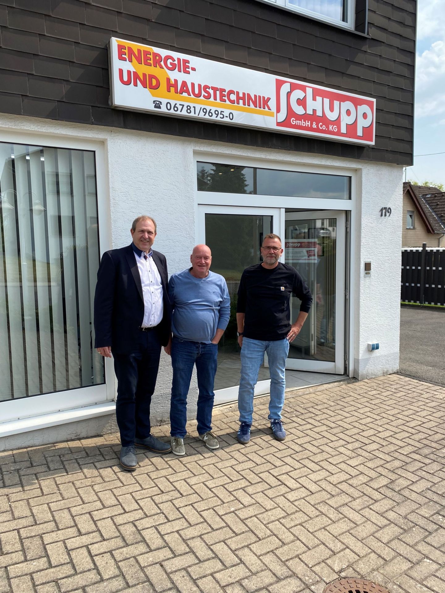 The photo shows Lord Mayor Frank Frühauf with the managing directors of Schupp in front of their company building.