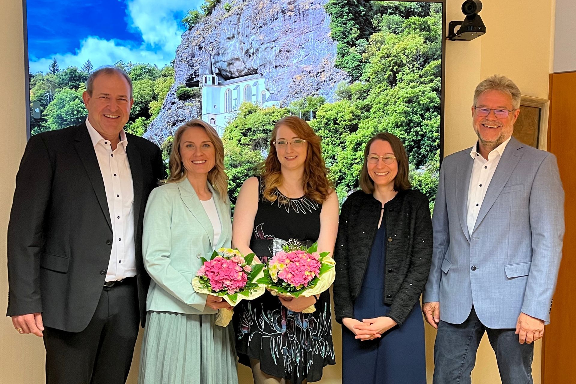 The photo shows Anastasia Weber-Schüßler and Ina Melssen, who have successfully completed the examination to become administrative specialists.