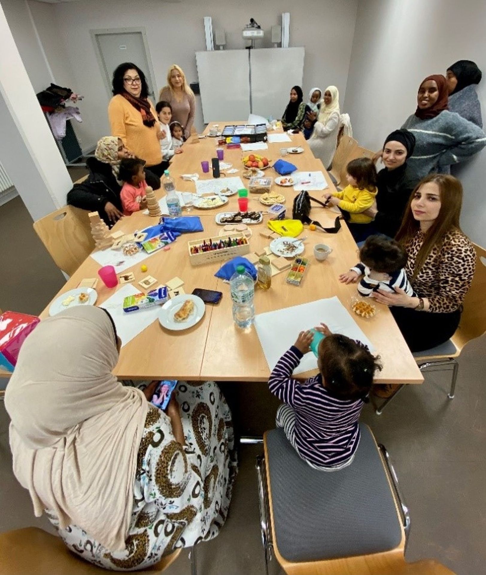 The photo shows participants of the Sprachtreff with volunteer leaders.