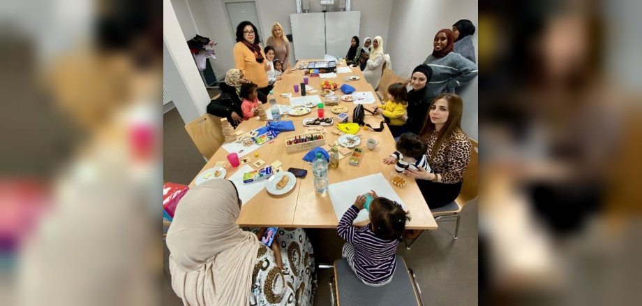 The photo shows participants of the Sprachtreff with volunteer leaders.