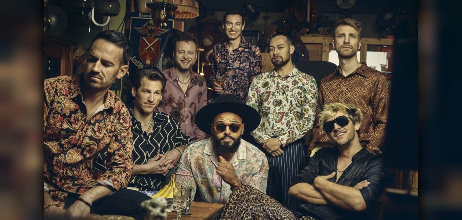 The photo shows the eight band members.