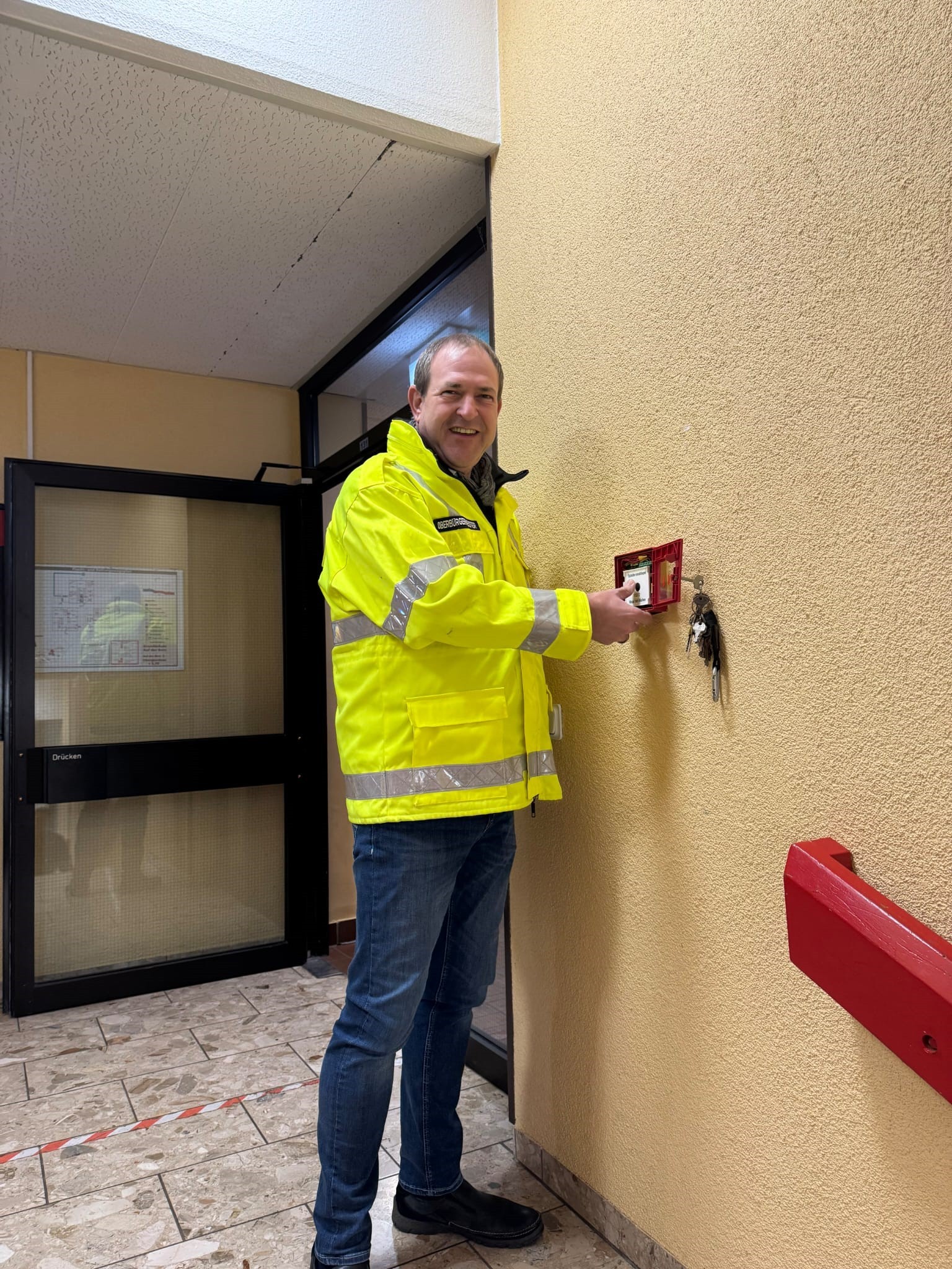 Mayor Frank Frühauf starts the large-scale exercise at Bein elementary school.