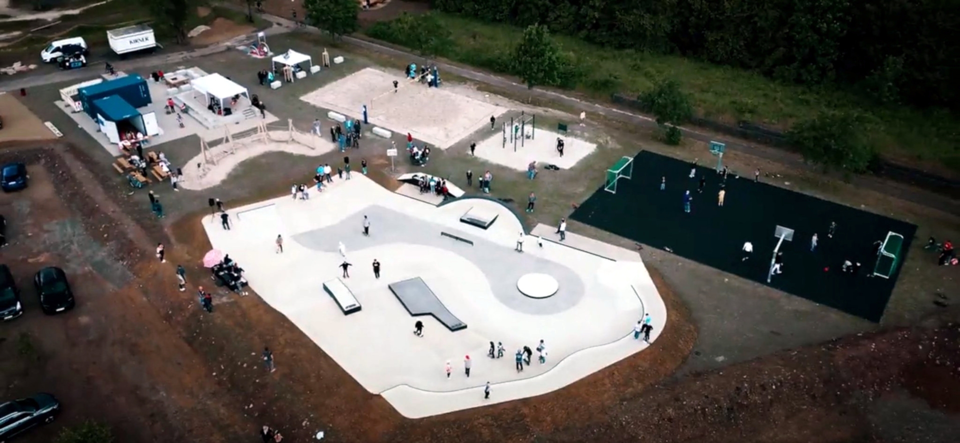 The photo shows an aerial view of the city park.