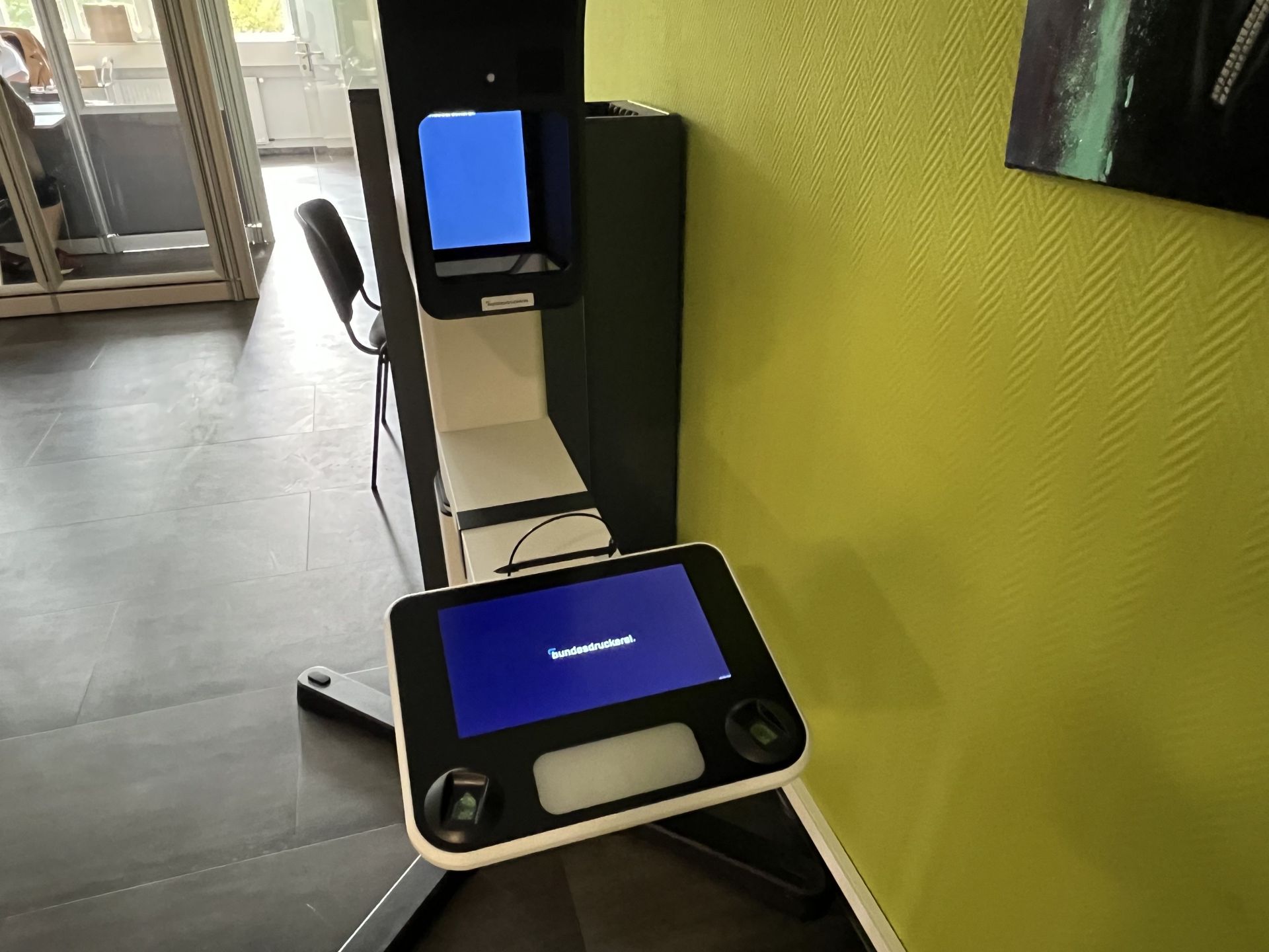 The photo shows the ID terminal in the Citizens' Service, where digital photos can be taken directly on site to apply for identity documents.