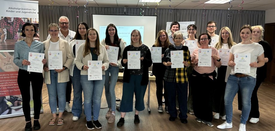 The photo shows the participants of the Tom & Lisa moderator training course with their certificate.