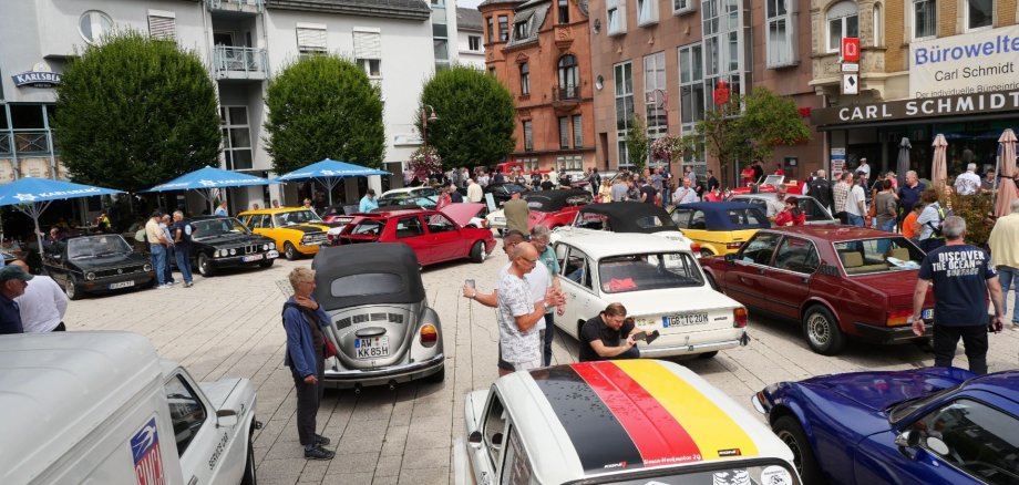 The photo shows the Schleiferplatz with many classic cars and many visitors who came to see the classic cars at last year's event.