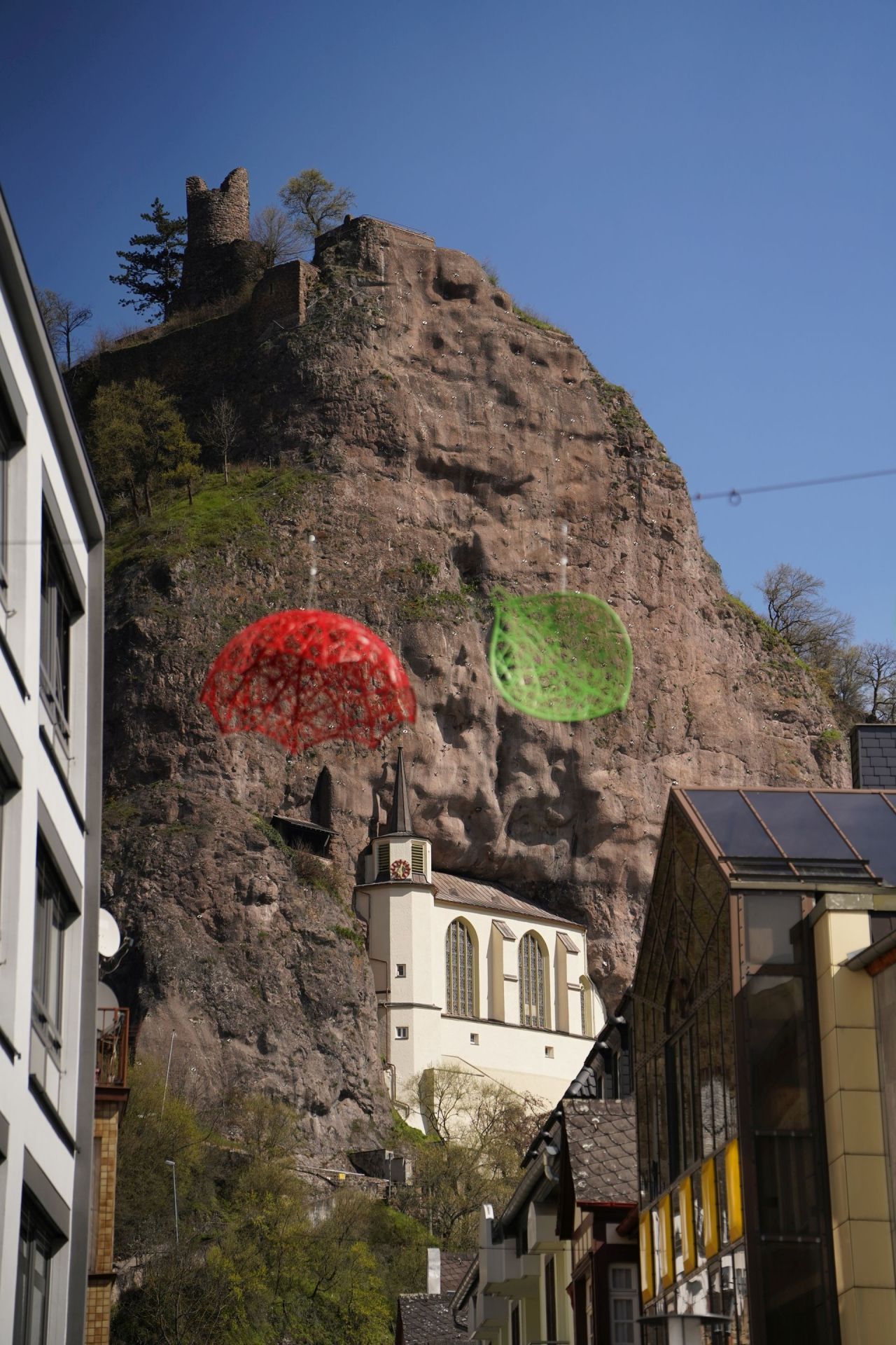 The photo shows colored grid elements in the pedestrian zone