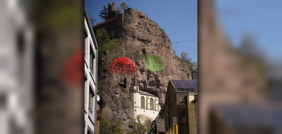 Lattice elements in the Oberstein pedestrian zone The photo shows colored grid elements in the pedestrian zone