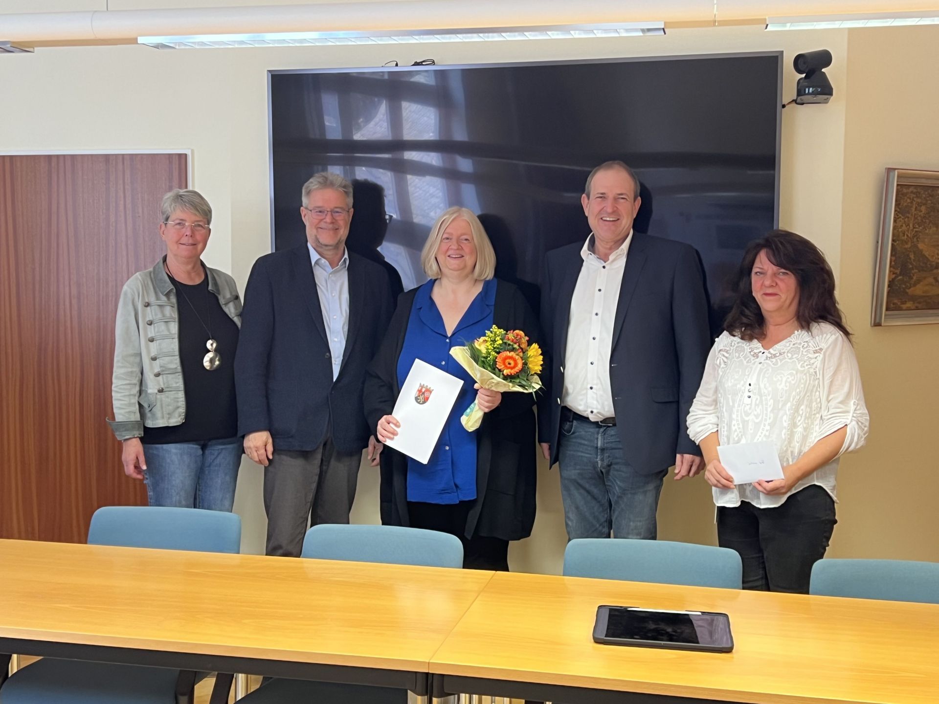 The photo shows the jubilarian surrounded by superiors and colleagues.