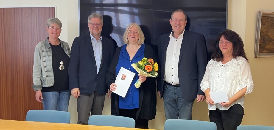 Juliane Groß (center) has been working for the Idar-Oberstein city administration for 40 years. The photo shows the jubilarian surrounded by superiors and colleagues.