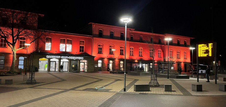 The Idar-Oberstein station shines in orange. The photo shows Idar-Oberstein station, which is illuminated in orange.