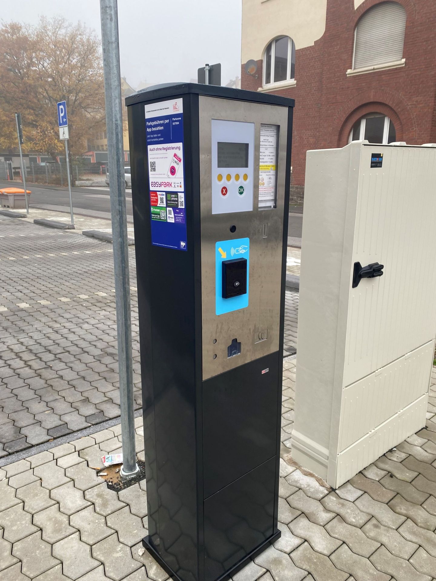 The photo shows a parking ticket machine with the instructions for Smartparking.