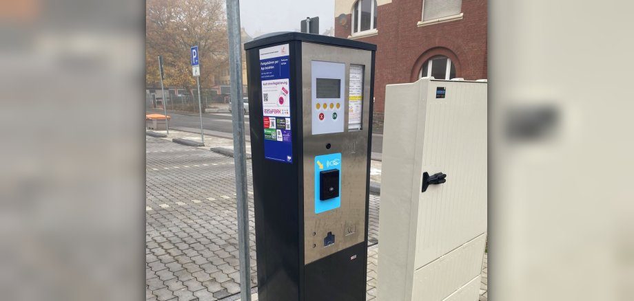 The photo shows a parking ticket machine with the instructions for Smartparking.