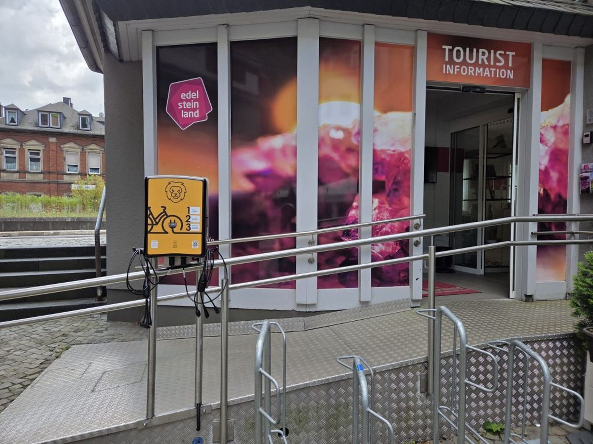 The photo shows the entrance to the tourist information office.