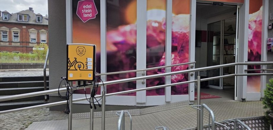Entrance to the tourist information office with the new e-bike charging station. The photo shows the entrance to the tourist information office.