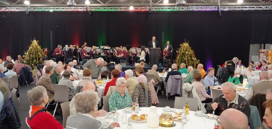 Last year, the joint Christmas party at the exhibition center was once again a popular meeting place for the older generation. The photo shows a view of the well-attended exhibition hall.