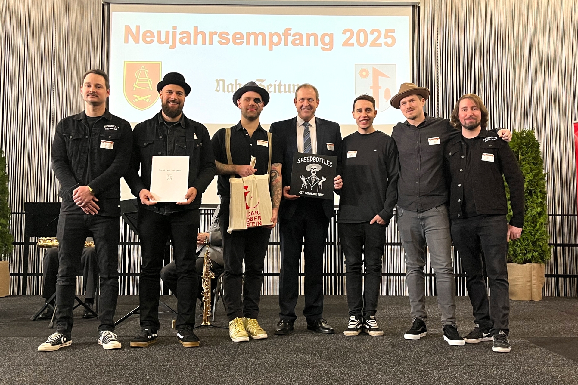 The photo shows the six musicians together with Mayor Frühauf on stage.