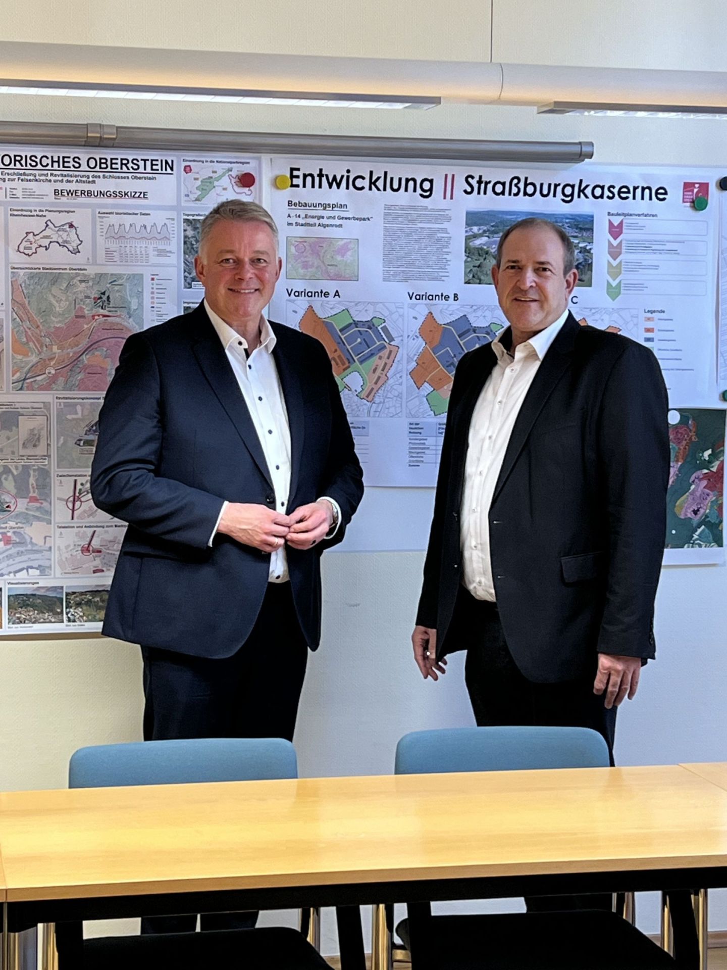 The photo shows the two men in front of plans that are important for the further development of the city.