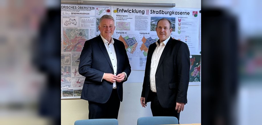 Mayor Frank Frühauf discusses the challenges facing the city of Idar-Oberstein with Gordon Schnieder, the CDU's lead candidate for the upcoming state elections. The photo shows the two men in front of plans that are important for the further development of the city.