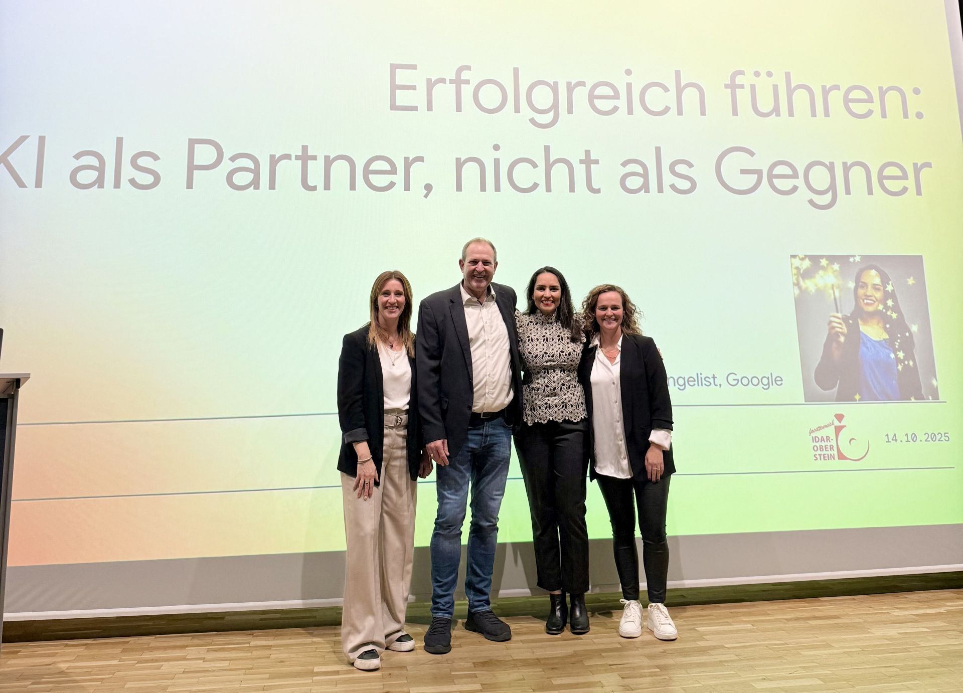From left to right: Caroline Pehlke from the city's business development department, Lord Mayor Frank Frühauf, speaker Aprajita Jain and Sarah Wagner, also from the city's business development department, were delighted with the great response and the good presentation.