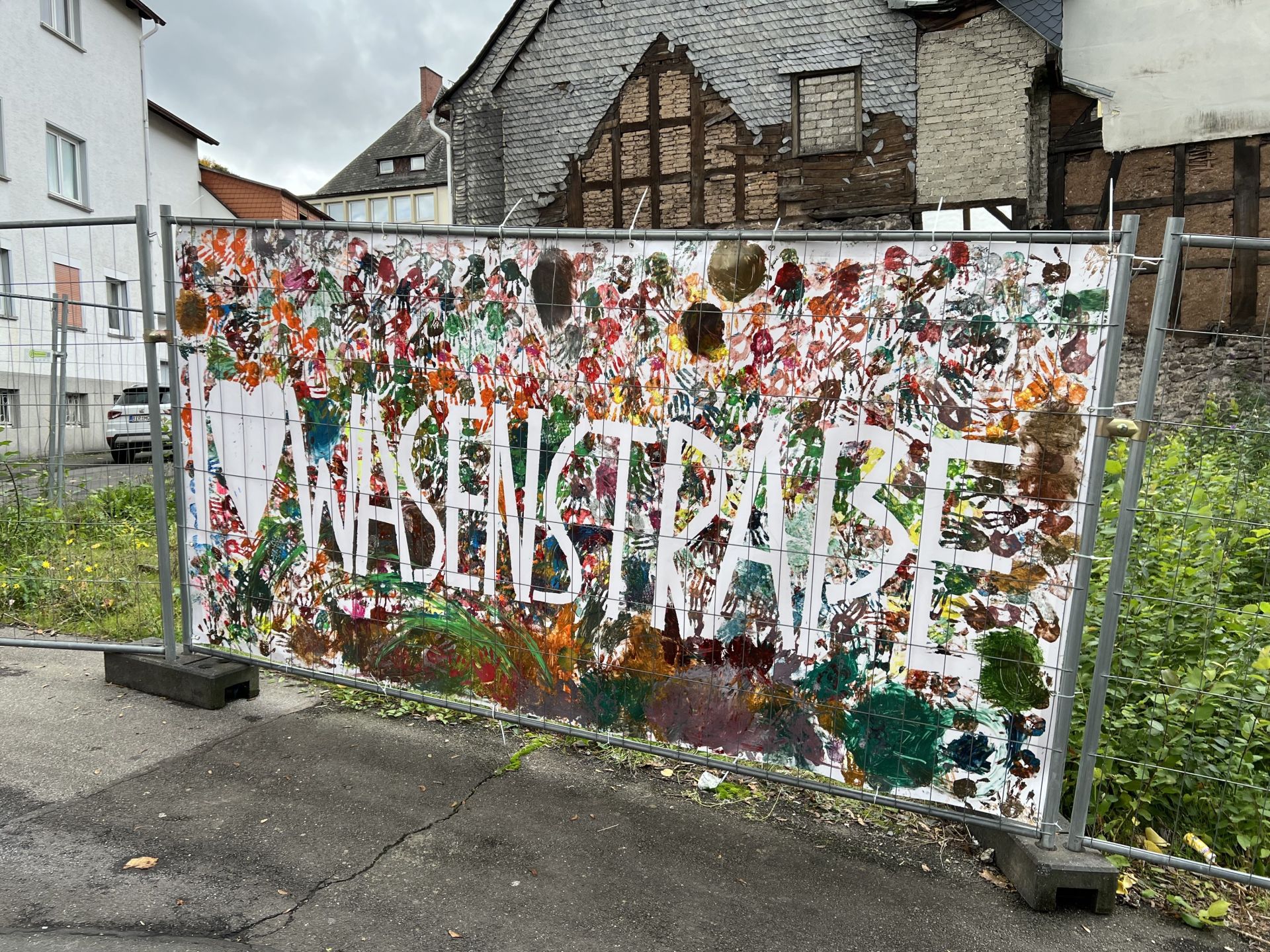 As part of the vacation program, children from the Walburga daycare center designed a banner to beautify the cityscape.