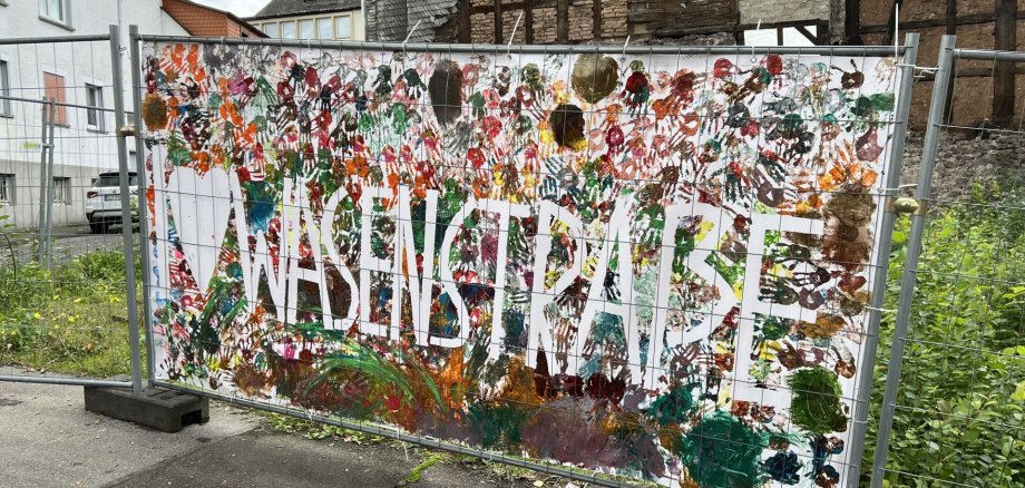 As part of the vacation program, children from the Walburga daycare center designed a banner to beautify the cityscape. As part of the vacation program, children from the Walburga daycare center designed a banner to beautify the cityscape.