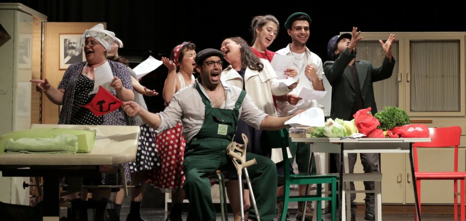 The play "Bezahlt wird nicht" was staged once before in 2017 as part of an in-house production with great success. The photo shows a scene from the performance in 2017.