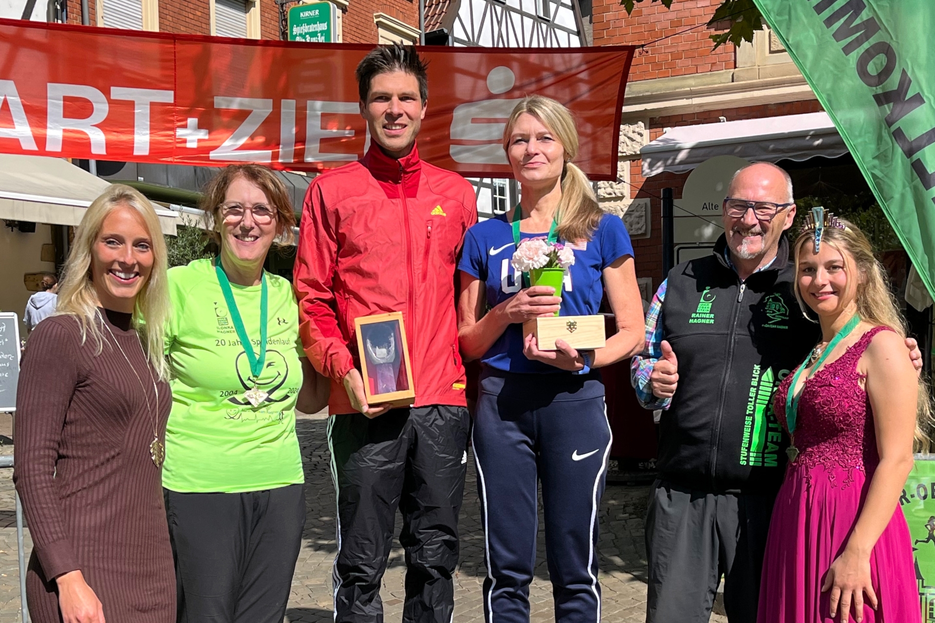 The photo shows the winners of the Hauptlaus 2024 standing on the podium. They are framed by the Hagner marathon team, the German Gemstone Queen and Bettina Reiter, 2nd Chairwoman of the German Gemstone Route Association.
