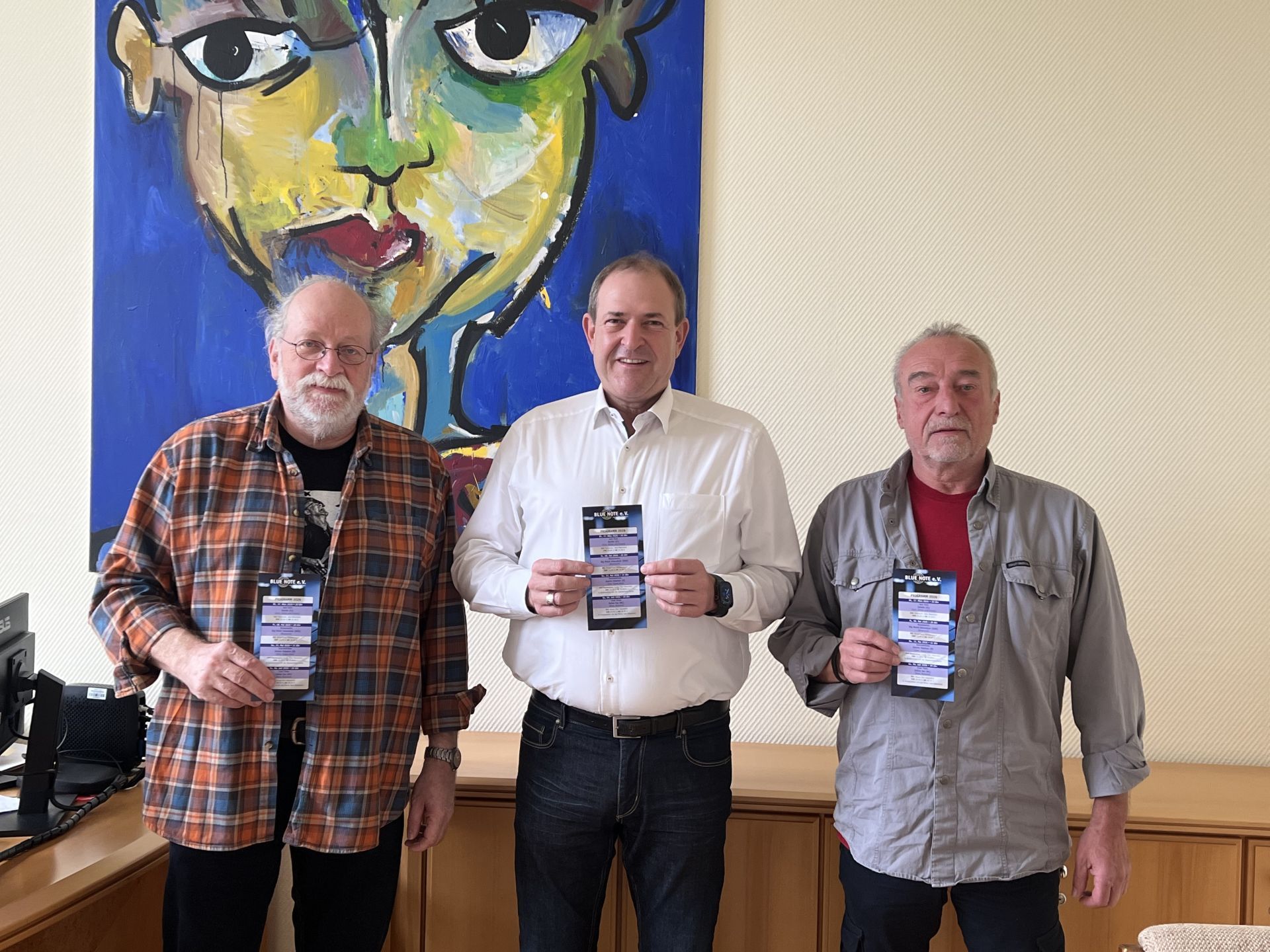 The photo shows the chairwomen of the Blue Note association and Mayor Frühauf.