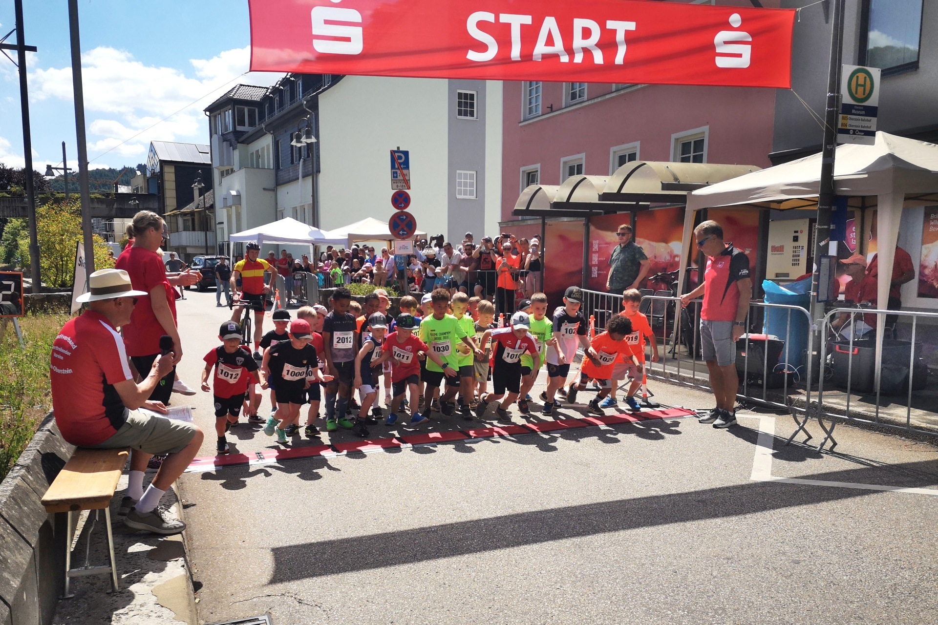 The photo shows a number of children in the starting area of the Altstadtlauf.