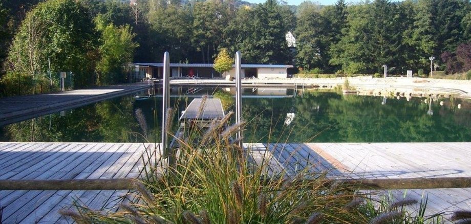 The photo shows a view of the swimming pool at the Staden Natural Bathing Area.
