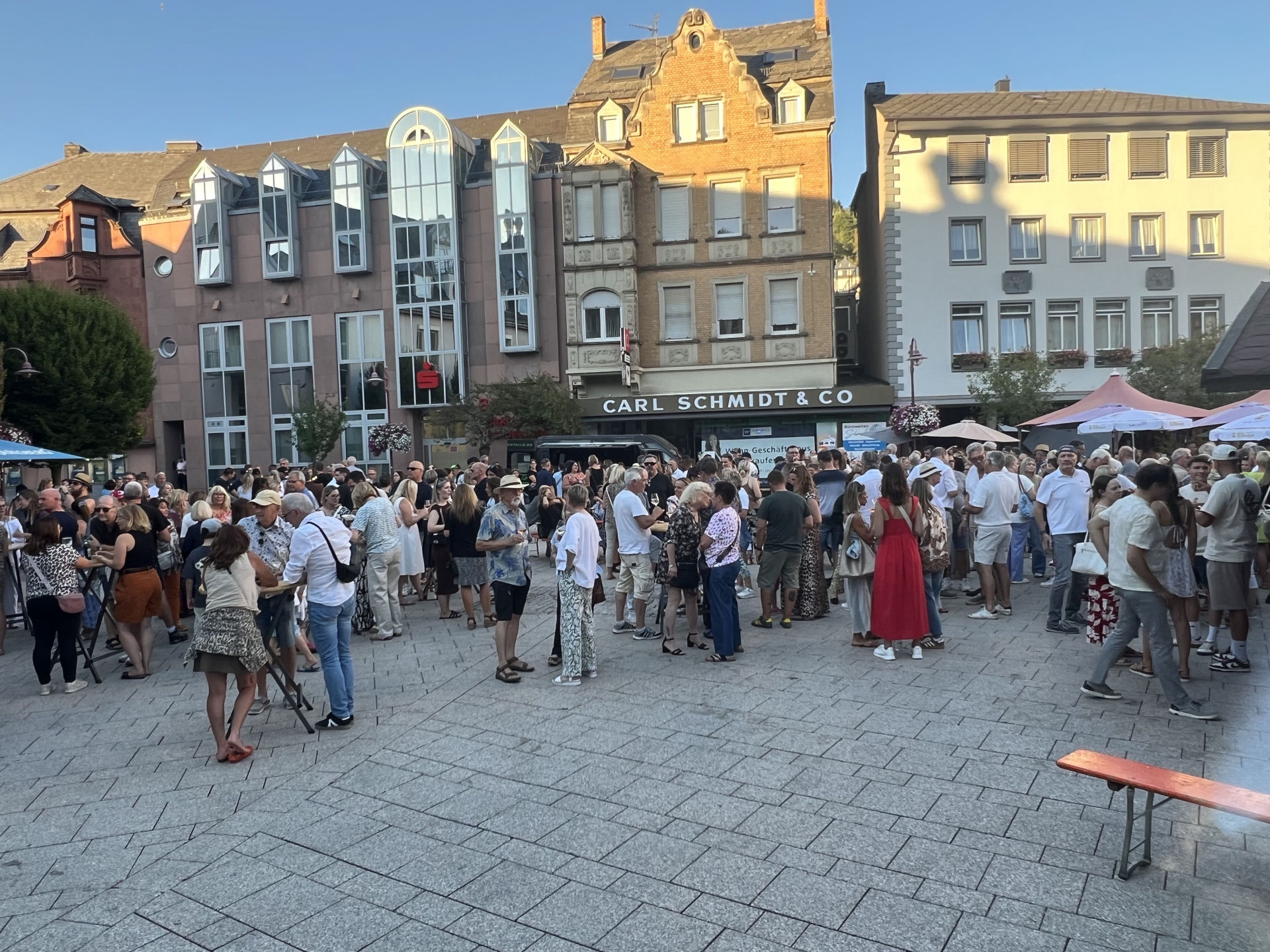 The photo shows Schleiferplatz crowded with visitors. 