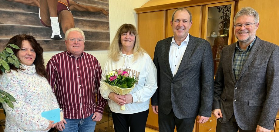 Birgit Mayer-Hey (center) spent five years ensuring the cleanliness of Idar-Oberstein's city administration buildings. The photo shows the above-mentioned persons in the mayor's meeting room.