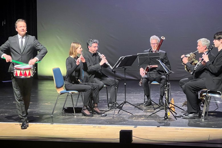 Roman Knižka and the musicians of Opus 45 captivated the audience with their intense playing. The photo shows a scene from the program.