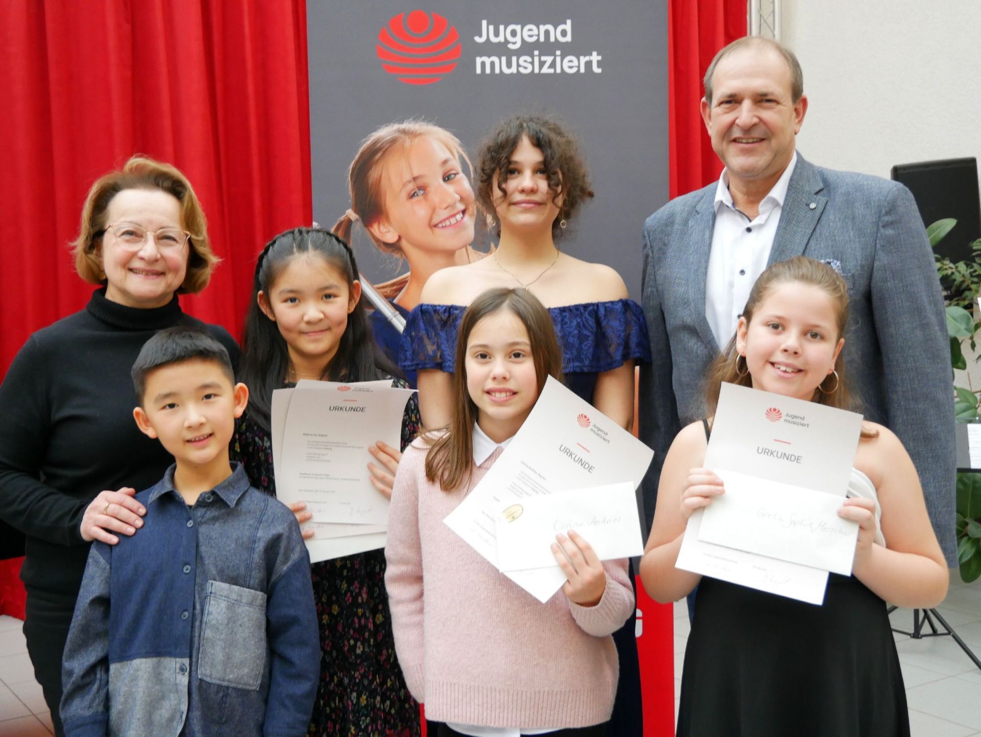 The photo shows the participants in the regional "Jugend musiziert" competition who also took part in the prizewinners' concert.