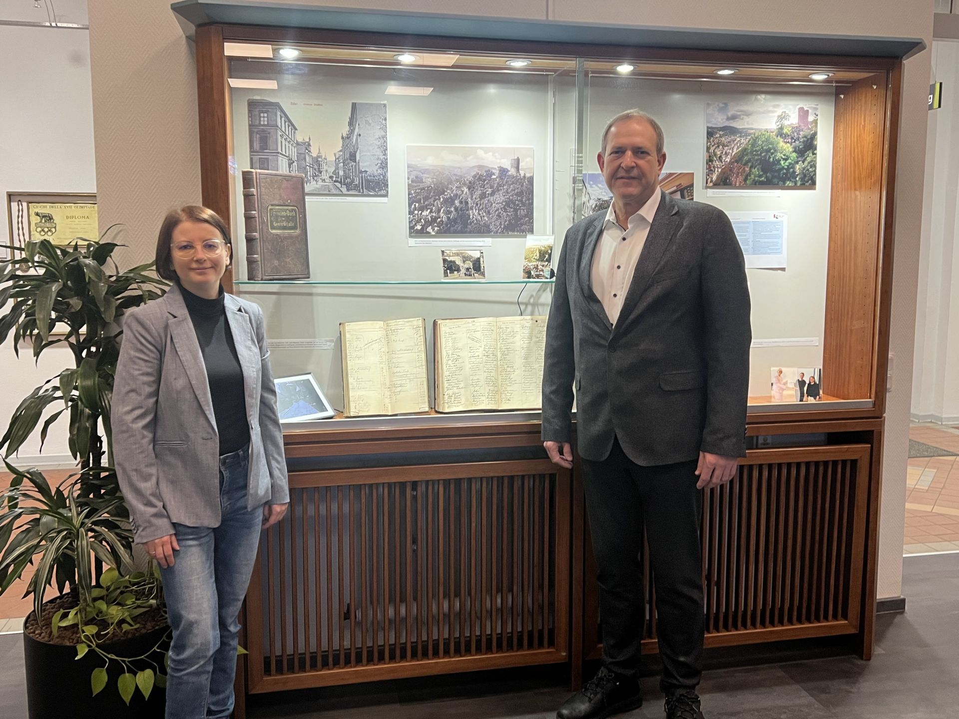 The photo shows Lord Mayor Frank Frühauf and City Archivist Dr. Svenja Müller in front of the KuLaDig information display case.