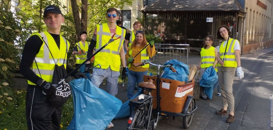 Helpers at last year's clean-up day. The photo shows several young people who helped with last year's clean-up day.