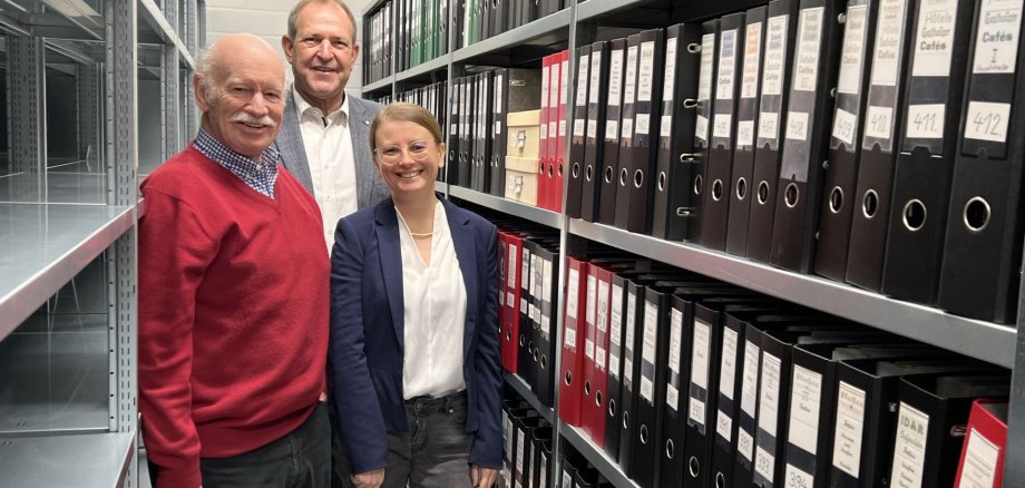 The photo shows Mayor Frühauf, Dieter Jerusalem and city archivist Dr. Svenja Müller with many files from the collection.