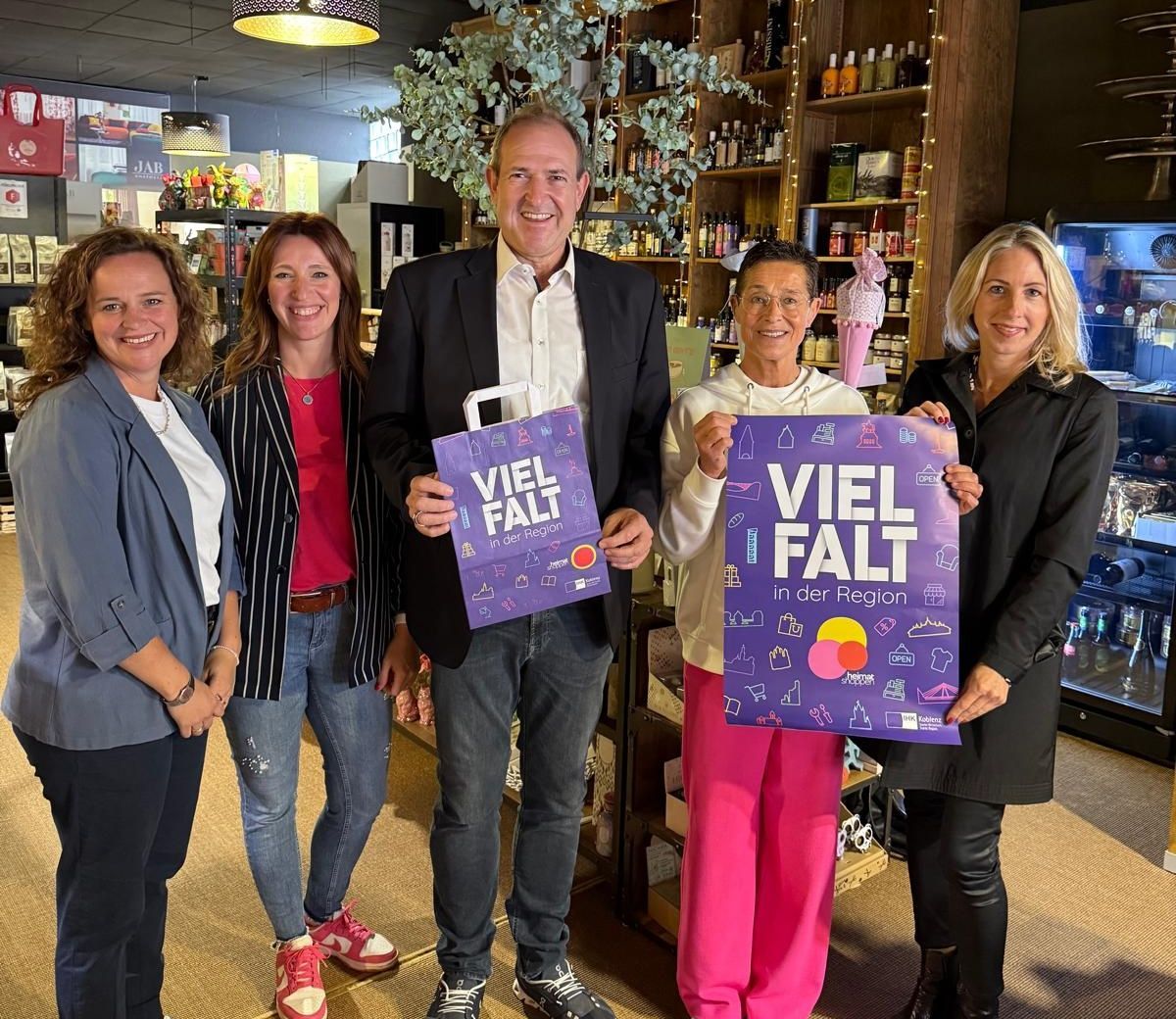 From left to right: Sarah Wagner and Caroline Pehlke from the city's business development department, Lord Mayor Frank Frühauf, Marion Galle from Teelädchen and Christina Schwardt, IHK at the launch of the Heimat shoppen 2025 campaign.
